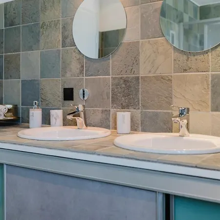 Apartment 2 Bedroom Penthouse Loft - Whirlpool - Terrasse - Wifi - Zentral - Kueche - Kaffee - Parkhaus