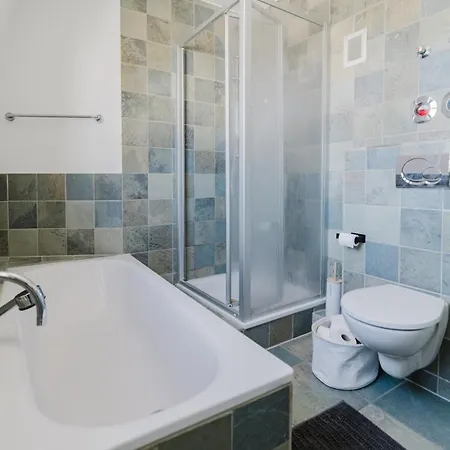 Apartment 2 Bedroom Penthouse Loft - Whirlpool - Terrasse - Wifi - Zentral - Kueche - Kaffee - Parkhaus *